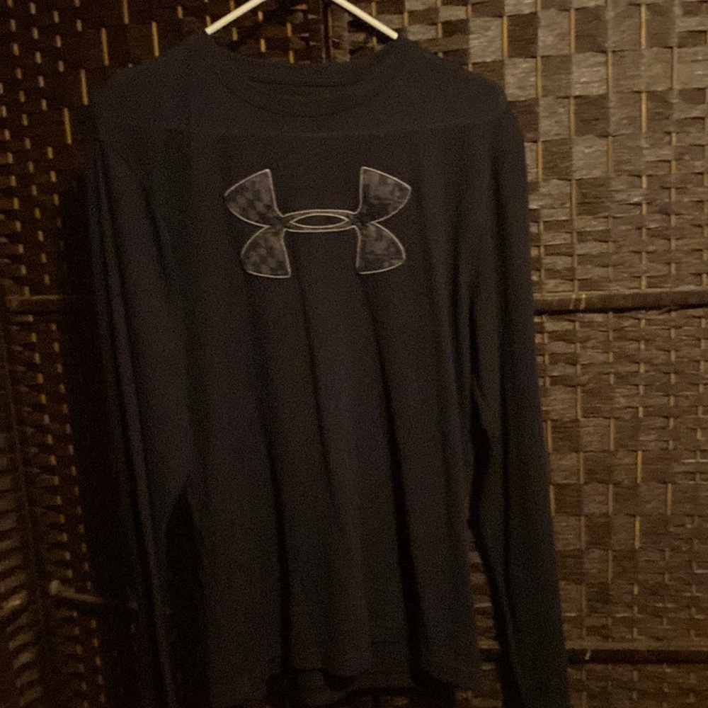 Mens size large long sleeve under Armour cold gear.